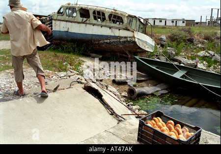 Il proprietario di uno dei due soli negozi nel villaggio di Caraorman trasporta le scorte di pane per i suoi immagazzinare le merci vengono portati qui da Foto Stock