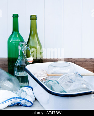 Smalto lavaggio fino ciotola e vetreria. Foto Stock