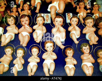 Plastica Gesù bambino bambole sul display nella finestra dei religiosi souvenir shop in Madrid Spagna Foto Stock