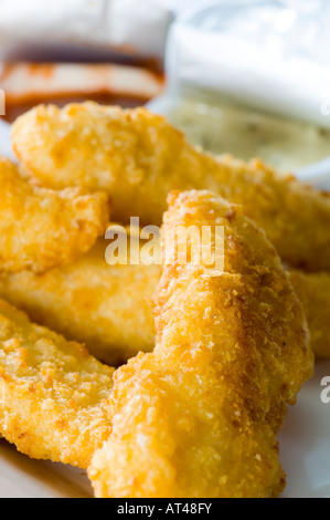 Un ordine di profondo croccante pollo fritto con salsa di salse Foto Stock