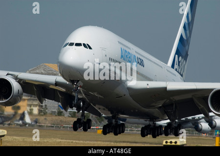 Airbus A380-800 volare per la prima volta al 2006 Farnborough International Air Show, Regno Unito. Foto Stock