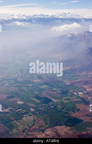 Vista aerea della Cordillera de los Andes Montagne tra le nuvole dividendo il Cile e Argentina Foto Stock