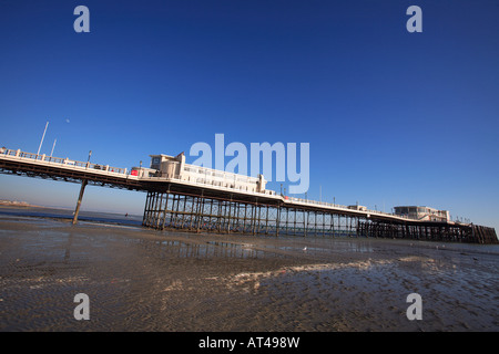 Regno Unito west sussex worthing una vista della spiaggia e il molo Foto Stock