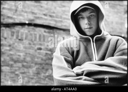 Adolescente indossando giacca con cappuccio Foto Stock