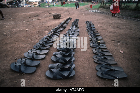 Fila di sandali di gomma da utilizzare pneumatici per auto mercato Nairobi Kenya Foto Stock