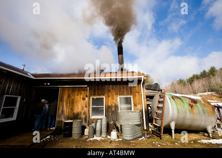 Il legno di fumo e vapori si riversa il nostro di zucchero a casa di Barrington, New Hampshire. Lo zucchero Shack. Foto Stock