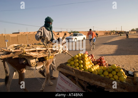 Il Tuareg uomo e asino in strada di stallo di frutta Foto Stock