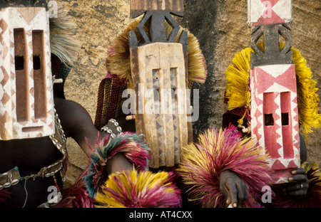 Masked Dogon ballerini, Paese Dogon del Mali, Africa occidentale Foto Stock