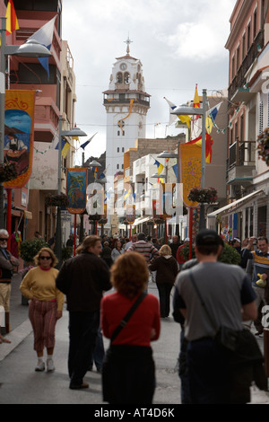 I turisti a piedi attraverso le strette vie pedonali verso la basilica de la Virgen de la Candelaria Tenerife Canarie Spagna Foto Stock