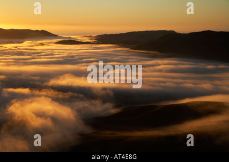 Vista da Te Mata picco e presto luce sulla mattina nebbia Hawkes Bay Isola del nord della Nuova Zelanda Foto Stock