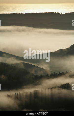 Vista da Te Mata Peak e Early Morning Mist Hawkes Bay Isola del nord della Nuova Zelanda Foto Stock