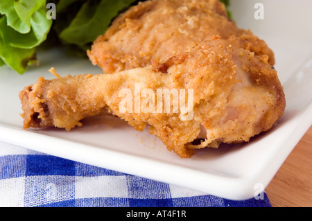 Una piastra con un dorato profondo fritto Pollo gamba visualizzata con una gamma di confezioni di salse Foto Stock