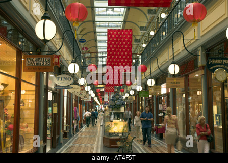 Gli amanti dello shopping all'interno di Adelaide Arcade, Adelaide, Australia del Sud Foto Stock