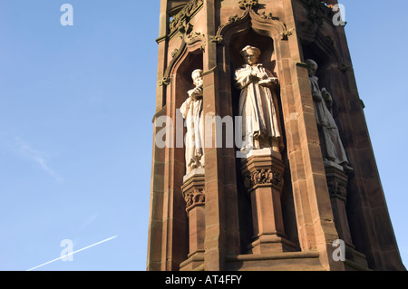 Le statue del passato vescovi al di fuori di St Asaph chiesa in Galles Cattedrale anglicana Galles del Nord Foto Stock