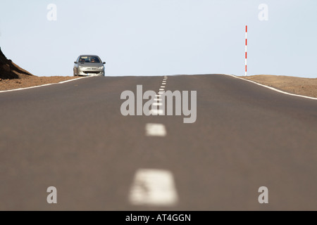 Piccola vettura alla fine di una strada di montagna in parte isolata di Tenerife Canarie Spagna Foto Stock