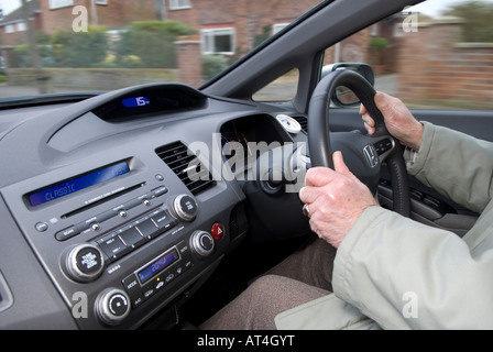 Pensionato di pilotaggio motore ibrido auto Foto Stock