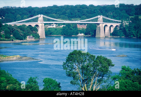 Il Menai sospensione ponte costruito da Thomas Telford 1826 attraversa il Menai Strait di Anglesey, Gwynedd, Galles del Nord, Regno Unito Foto Stock