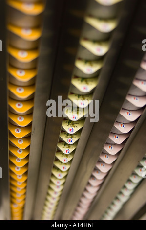 Una selezione di salse in un grande in acciaio inox erogatore di immersione in un ristorante fast food Foto Stock