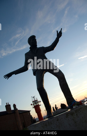Billy Fury statua al tramonto Liverpool Albert Dock Febbraio 2008 Foto Stock