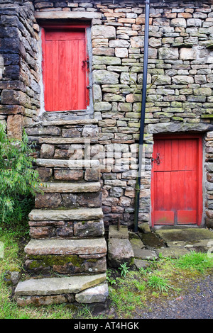 Un fienile in pietra nel villaggio di Muker, Swaledale Foto Stock