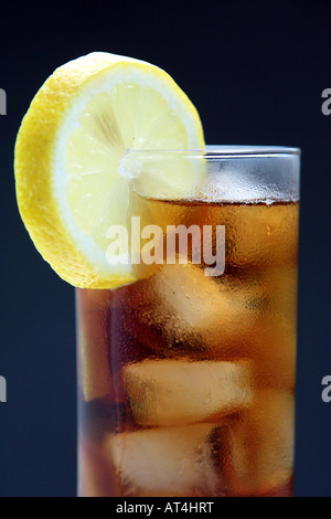 Rhum con coke e limone Foto Stock