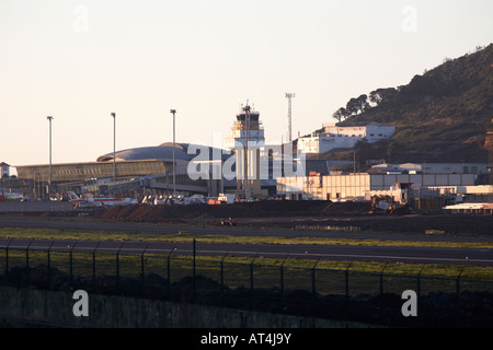 Recinzioni perimetrali pista e il terminal di edifici di Los Rodeos nord Tenerife TFN aeroporto Tenerife Canarie Spagna Foto Stock