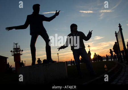 Billy Fury statua al tramonto Liverpool Albert Dock Febbraio 2008 Foto Stock