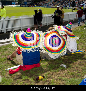 3 ragazzi indossando sombreros a cricket ground Foto Stock