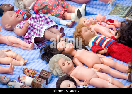 Molti bambole in un cortile di vendita. Alcuni senza vestiti. Foto Stock