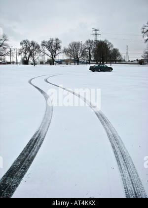 Parcheggio, pista per auto, neve bianca, neve, neve, piste per pneumatici per veicoli innevati negli Stati Uniti, alta risoluzione Foto Stock