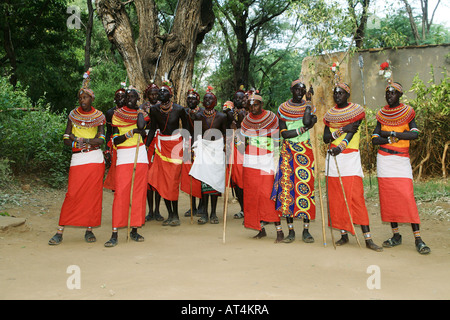 Gruppo di Samburu le donne e gli uomini in abiti tradizionali, Kenya Foto Stock