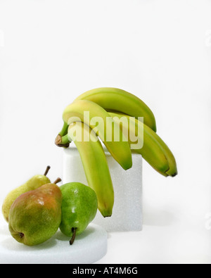 Frutta su tavola bianca e sfondo dalla vista frontale primo piano ritaglio isolato sopra l'alto formatina verticale ad alta risoluzione USA USA alta risoluzione Foto Stock