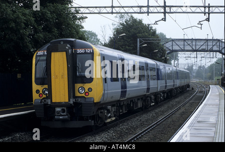 Treni centrale classe 350 Desiro treno elettrico a Berkswell stazione, West Midlands, England, Regno Unito Foto Stock