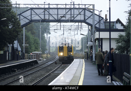 Treni centrale classe 350 Desiro treno elettrico avvicinamento stazione Berkswell, West Midlands, England, Regno Unito Foto Stock