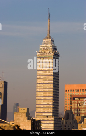 Una vista della Torre Latinoamericana (America Latina Torre) nelle prime ore del mattino, Città del Messico DF. Foto Stock