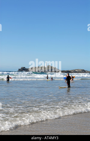 Gwithian beach con il faro in background, Cornwall Regno Unito. Foto Stock