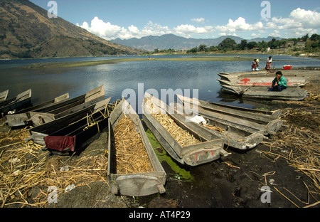 Guatemala Santiago Atitlan barche da pesca sul lago Atitlan shore Foto Stock