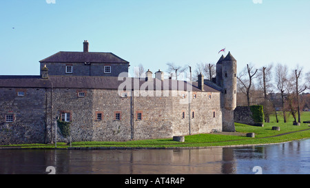 Muro e torre del castello di Enniskillen sul fiume Erne nella contea di Fermanagh, Irlanda del Nord. E 'stato originariamente costruito nel 16 ° secolo. Foto Stock