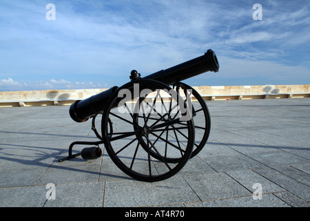 Cannone antico sul Bastione Saint Remy - Cagliari, Sardegna, Italia. Foto Stock