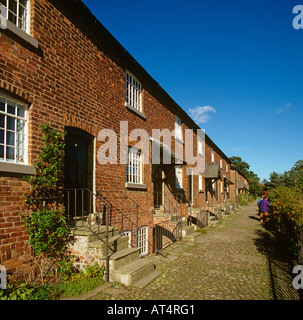 Regno Unito Cheshire Wilmslow Styal villaggio millworkers terrazzati case Foto Stock