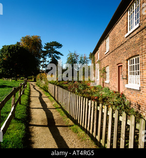 Regno Unito Cheshire Wilmslow Styal Village il percorso passato case millworkers Foto Stock