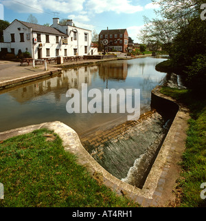 Regno Unito Cheshire Audlem Shropshire Union Canal Shroppie volare banca Canale di Beagle pub Foto Stock