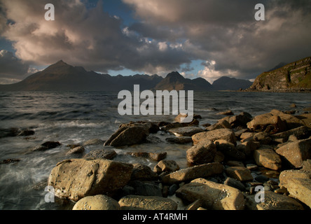 Nuvole temporalesche sopra il nero montagne Cuillin sul loch scavaig sull'isola di Skye dalla spiaggia rocciosa a Elgol village Foto Stock