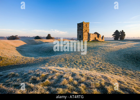 Le rovine della chiesa Knowlton nel Dorset su un gelido inverno mattina Foto Stock