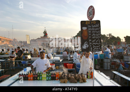 Il Marocco Marrakech Place Djema El Fna sera stallo alimentare Foto Stock