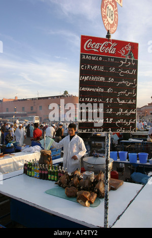 Il Marocco Marrakech Place Djema El Fna sera stallo alimentare Foto Stock