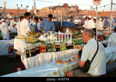 Il Marocco Marrakech Place Djema El Fna sera stallo alimentare Foto Stock