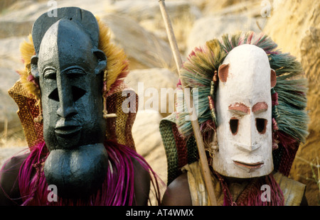 Masked Dogon ballerini, Paese Dogon del Mali, Africa occidentale Foto Stock