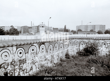 La storia europea. Lo storico muro di Berlino la striscia della morte e graffiti a Berlino Ovest in Germania in Europa durante la Guerra Fredda. Storico Foto Stock