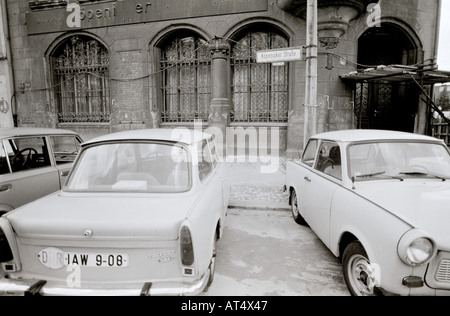 Trabant vettura nella guerra fredda a Berlino est nella Germania orientale in Europa. Vetture il comunismo di stile di vita della città di trasporto vita la storia del reportage di viaggio documentario Foto Stock